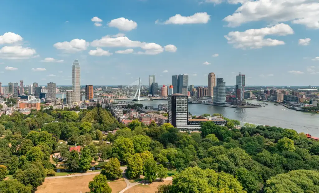 Uitzicht vanaf de Euromast op Rotterdam en de Erasmusbrug
