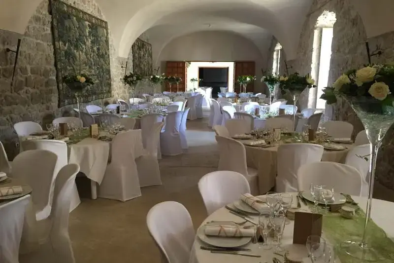 Salle voûtée du Château de Gourdan aménagée pour un dîner de réception