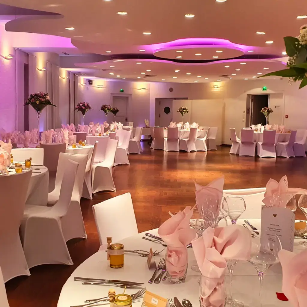 Tables de mariage dressées dans la salle Schwendi du Château de la Confrérie Saint-Étienne