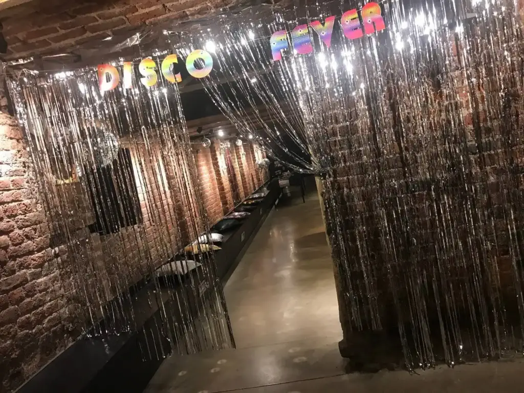 Décoration de fête dans les salles voûtées des Caves de Fragnée à Liège