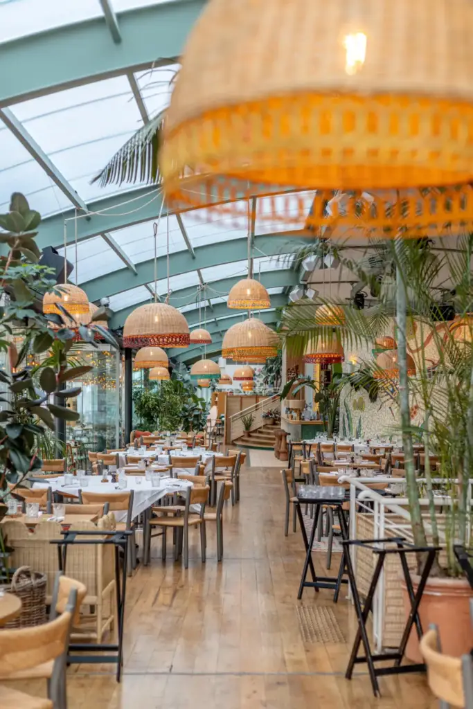Salle lumineuse de Polpo à Levallois-Perret, tables dressées et décor végétal