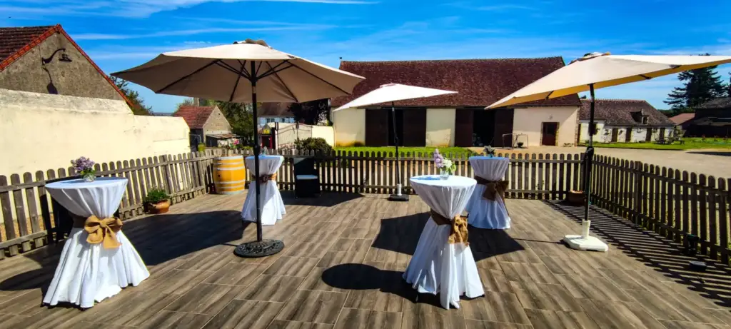Terrasse en bois du Domaine de Passy aménagée pour une réception extérieure