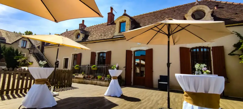 Terrasse du Domaine de Passy avec parasols et mange-debout décorés