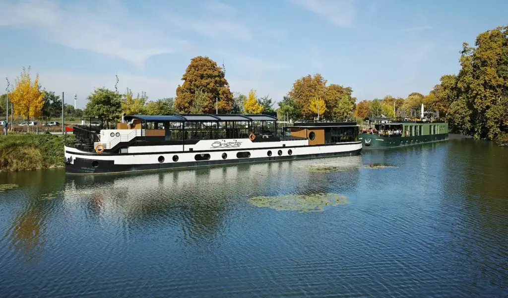 Photographie réelle des péniches restaurants Aristote et Archimède amarrées sur la Moyenne-Deûle à Lille