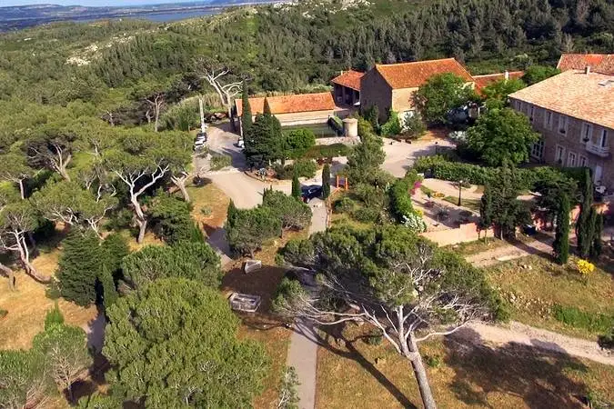 Vue aérienne des bâtiments et du parc du Château de Jonquières à Narbonne