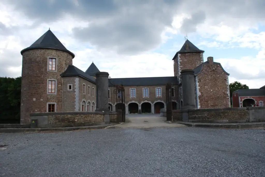 Portail et cour intérieure du Château de Neuville-en-Condroz