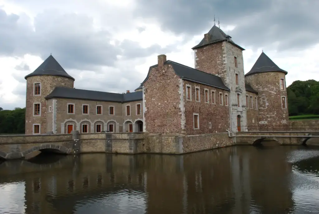 Château de Neuville-en-Condroz, tours de pierre et douves