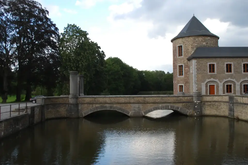 Pont sur les douves et tour ronde du Château de Neuville-en-Condroz