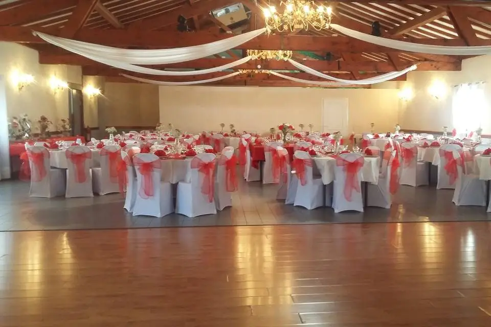 Salle du Domaine Le Vauzel à Ambérieux, tables dressées et piste de danse
