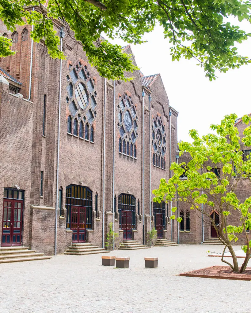 Het groene binnenplein naast de monumentale kerk van DOMUSDELA