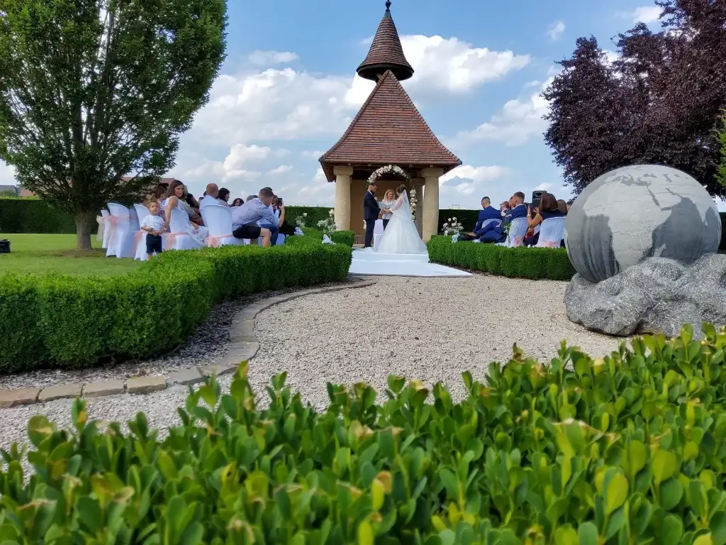 Cérémonie de mariage devant la chapelle extérieure du Château R