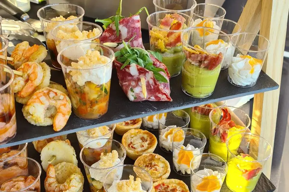 Buffet de verrines, canapés aux crevettes et bouchées présenté par La Timbaline