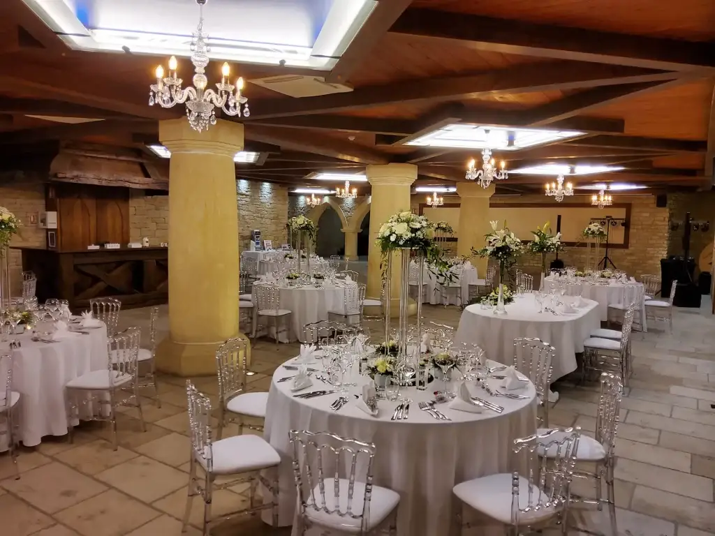 Tables rondes dressées pour un mariage dans le caveau du Château R