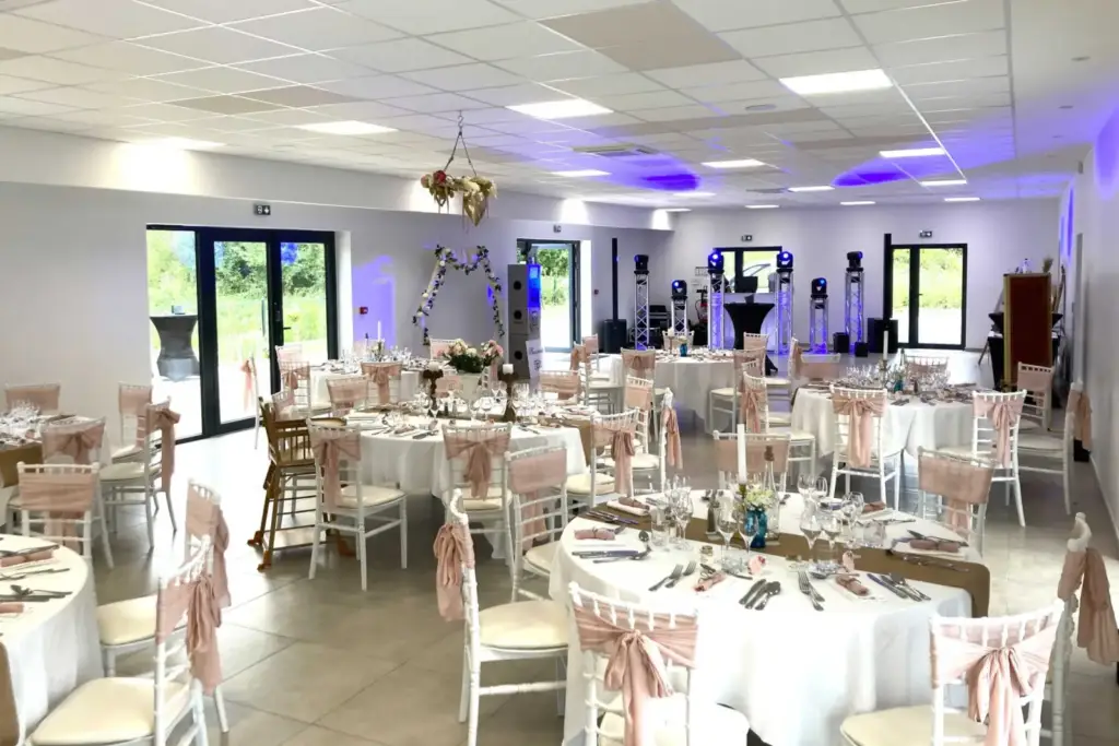Salle du Pont Mouy aménagée avec tables rondes pour un mariage