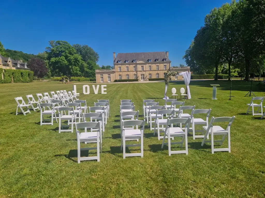 Installation de cérémonie de mariage sur la pelouse face au Château de Sainte Claire