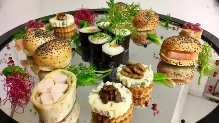 Plateau de pièces salées pour un cocktail préparé au Château de la Baume