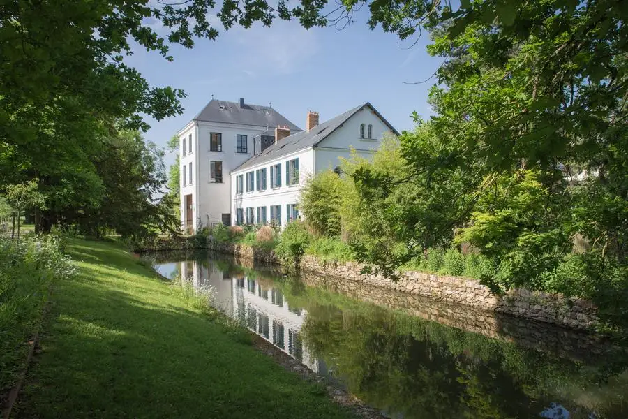 Façade du Domaine de Quincampoix au bord des douves