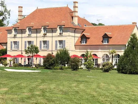 Photographie réelle de la façade et du jardin du Domaine de l’Orangerie à Bonnat en Creuse