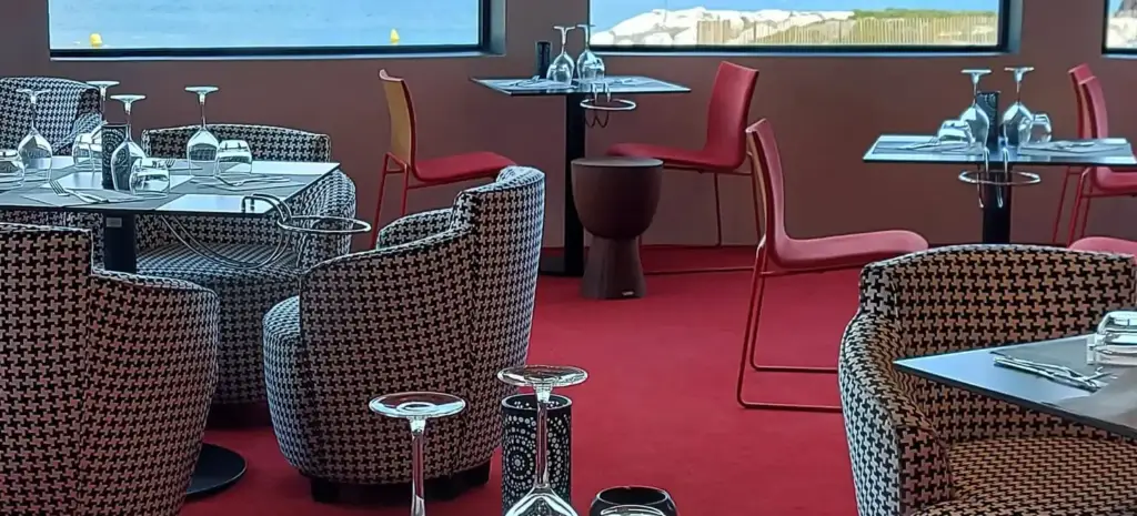 Tables dressées du restaurant La Rotonde au Casino de Bandol, devant les baies donnant sur la mer