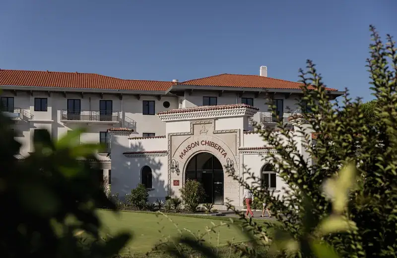 Entrée et façade de l’Hôtel Maison Chiberta dans son jardin à Anglet