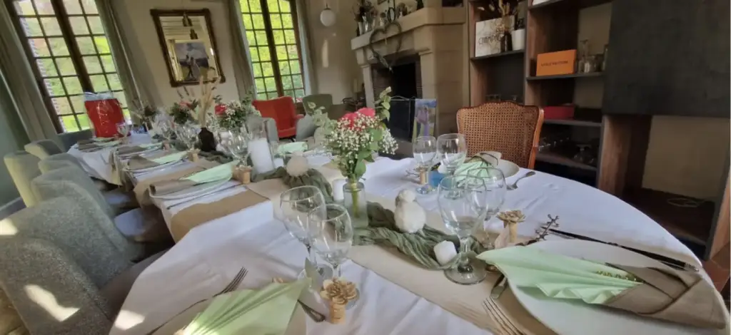 Table dressée dans une salle à manger de la demeure Au Vieux Château