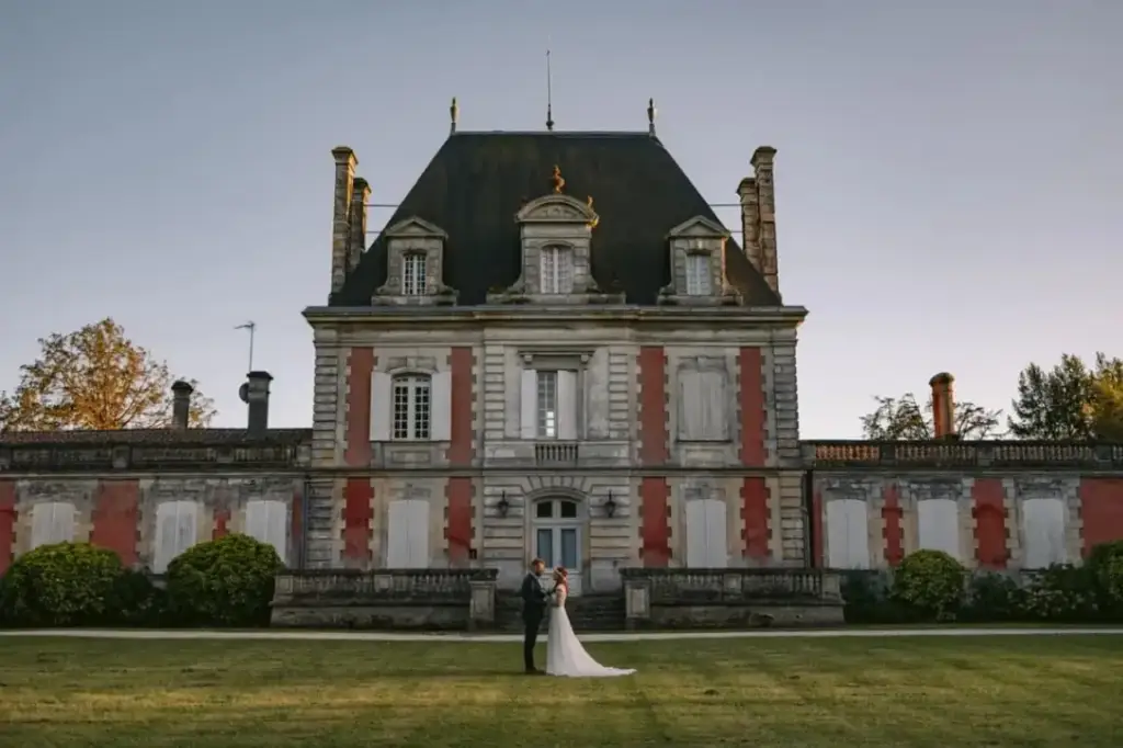 Façade du Château Saint Ahon à Blanquefort avec des mariés dans le parc