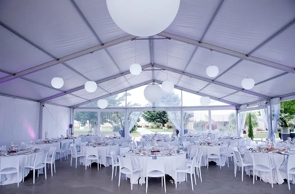 Tables de mariage dressées sous le chapiteau du Domaine des Moures