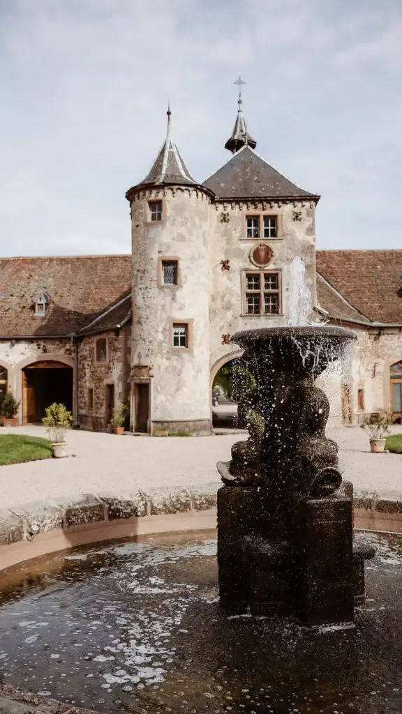 Cour du Château de Thanvillé avec fontaine et façade historique