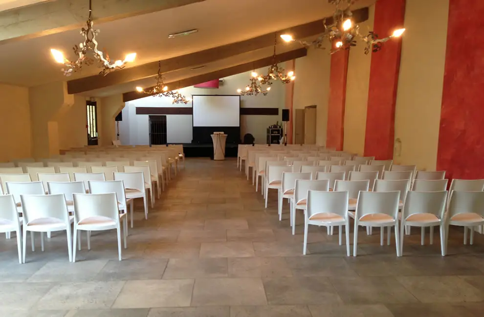 Salle intérieure du Domaine des Moures aménagée pour une réception