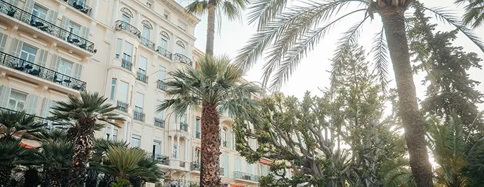 Façade Belle Époque et jardin exotique du Royal Westminster à Menton