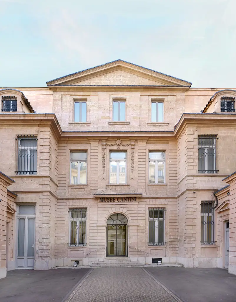 Façade en pierre du musée Cantini à Marseille, photographiée en avril 2023