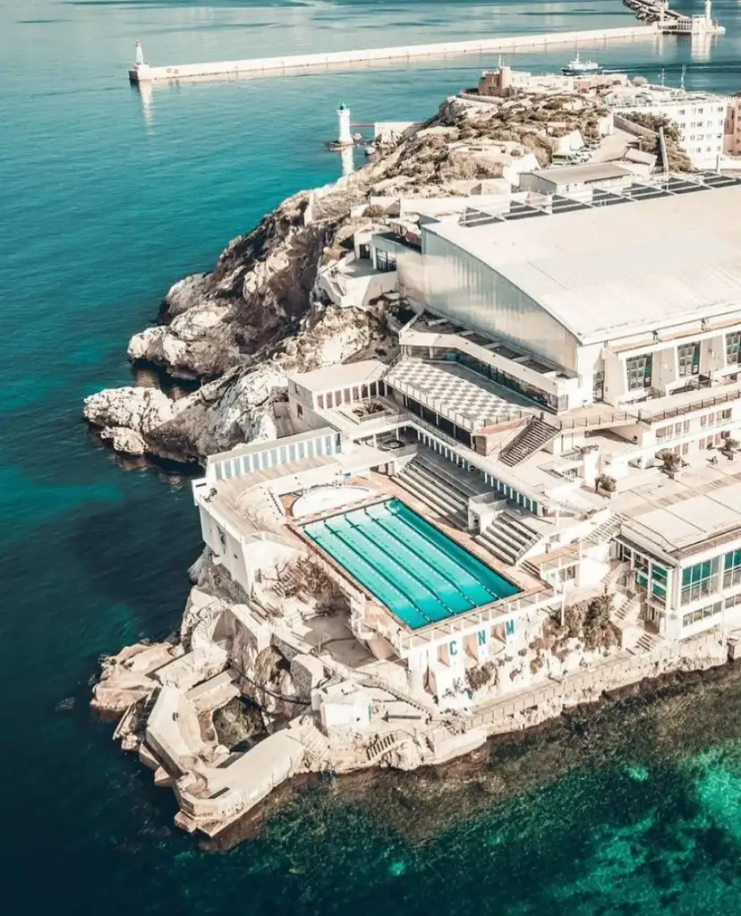 Vue aérienne du Cercle des Nageurs de Marseille, voisin des Bords de Mer