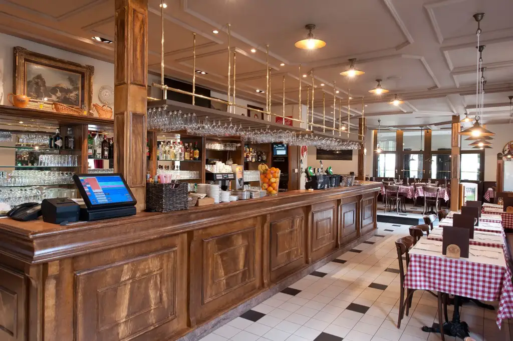 Bar et espace de brasserie à l’intérieur du Chalet du Laerbeek
