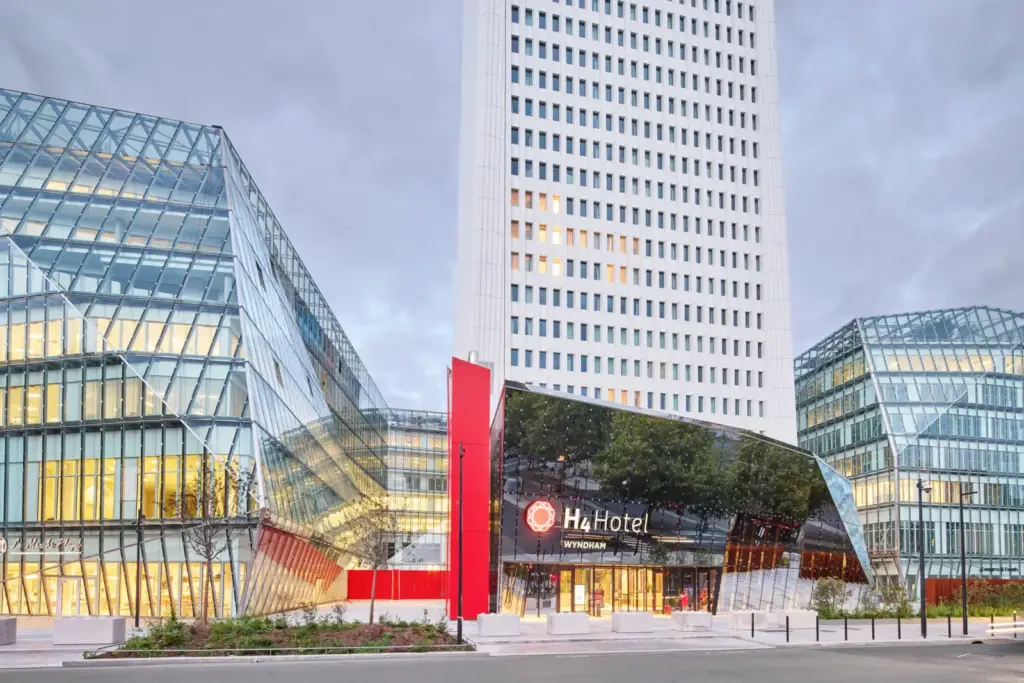 La tour Pleyel et son hôtel à Saint-Denis
