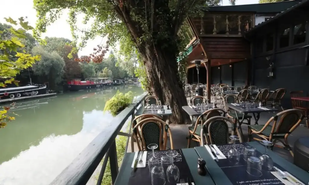 Tables des Pieds dans l'Eau sur la terrasse arborée face à la Seine