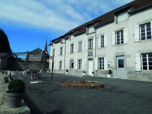 Photographie réelle de la façade et de la cour du Clos d'Arnet à Saint-Pardoux-d'Arnet
