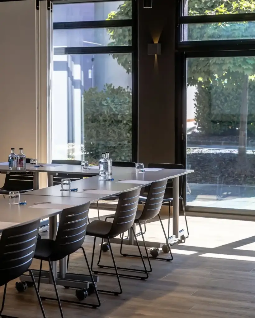 Salle de réunion lumineuse avec de grandes baies vitrées au 7Hotel&Spa
