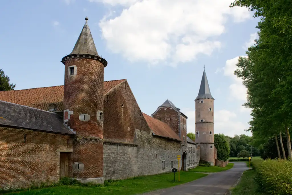 Avant-cour et tours du domaine de Waleffe, photographie authentique de 2014