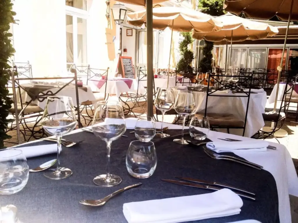 Terrasse du restaurant du Cèdre de Soyons avec tables dressées