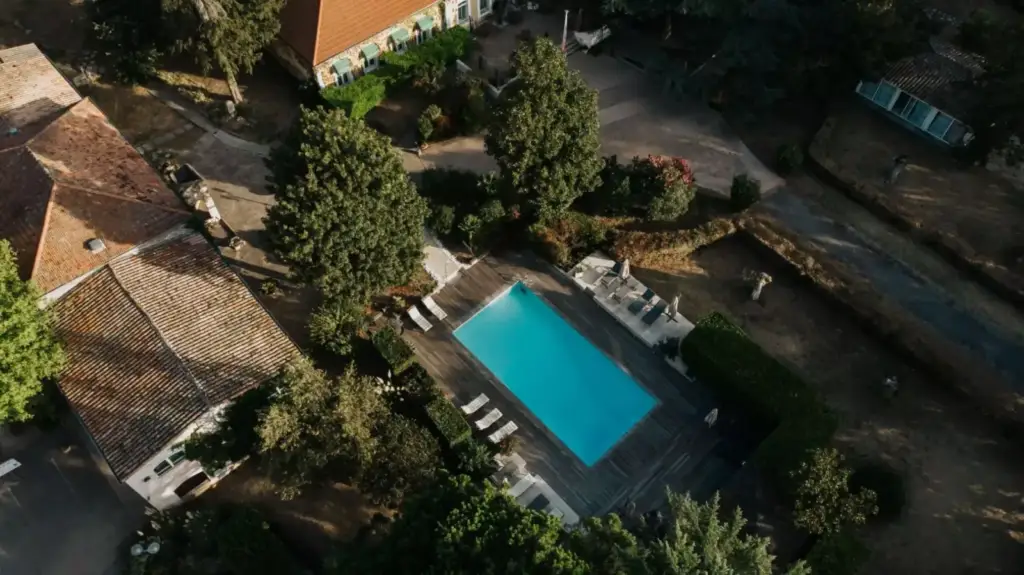Vue aérienne du domaine et de la piscine extérieure du Cèdre de Soyons