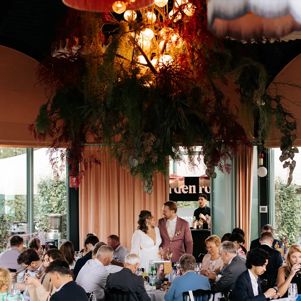 Bruiloftsdiner met gasten in het Zalmhuis