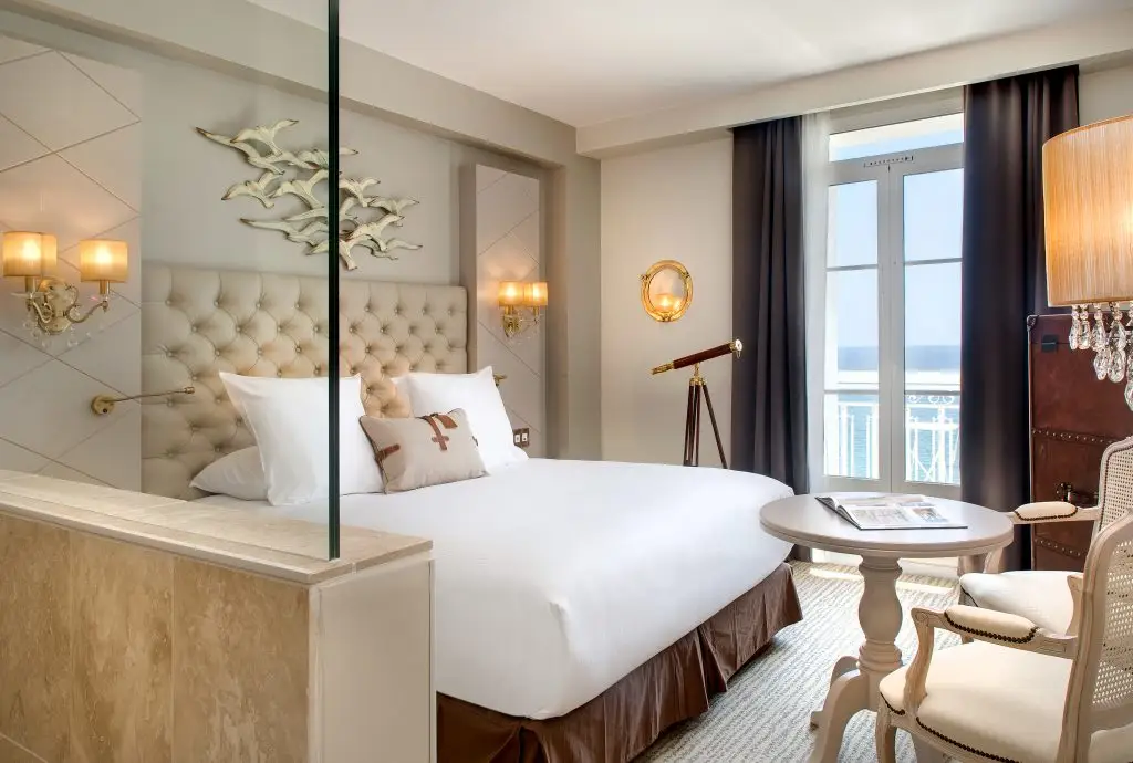 Chambre du Grand Hôtel des Sablettes-Plage avec lit double et balcon sur la mer