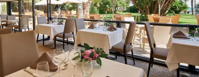 Salle du restaurant du Royal Westminster ouverte sur le jardin