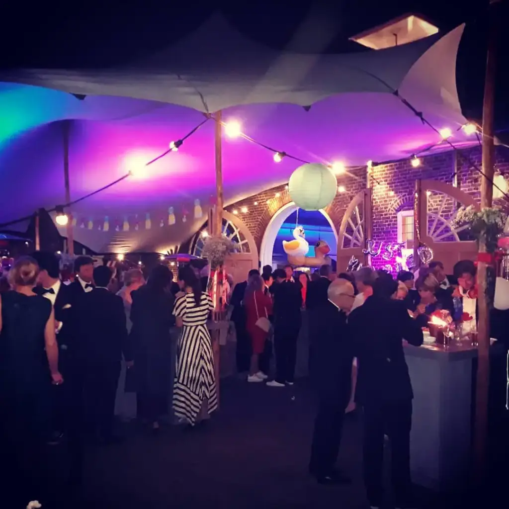 Avondreceptie onder een tent op het verlichte binnenplein van Kasteel Heeze