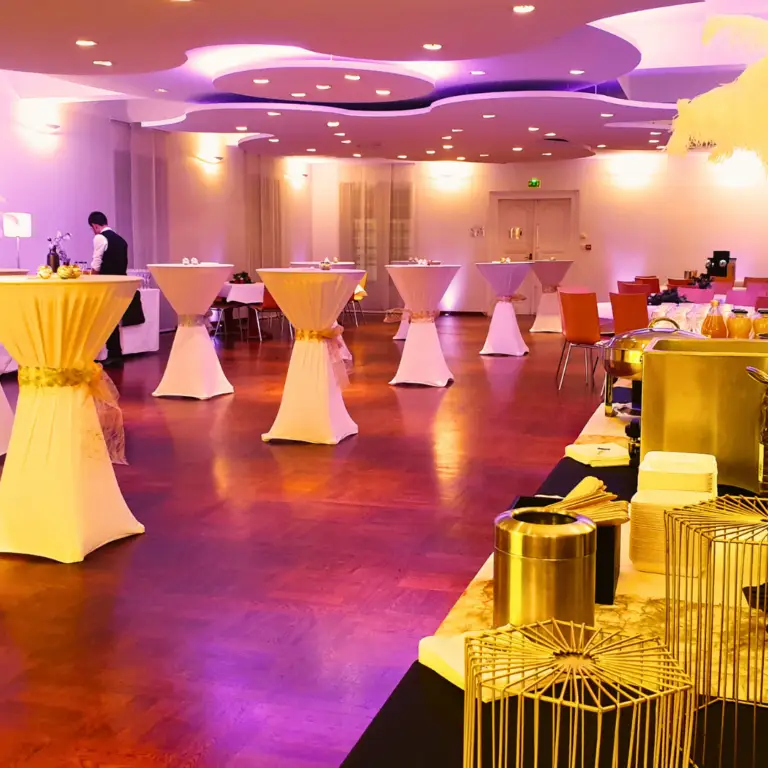 Mange-debout et buffet installés pour un cocktail dans la salle Schwendi