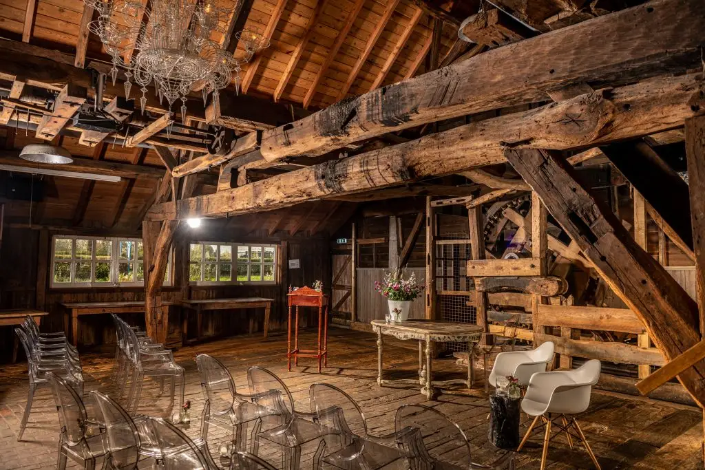 Historisch interieur van de Oliemolen met houten balken en molenwerk in Nuenen
