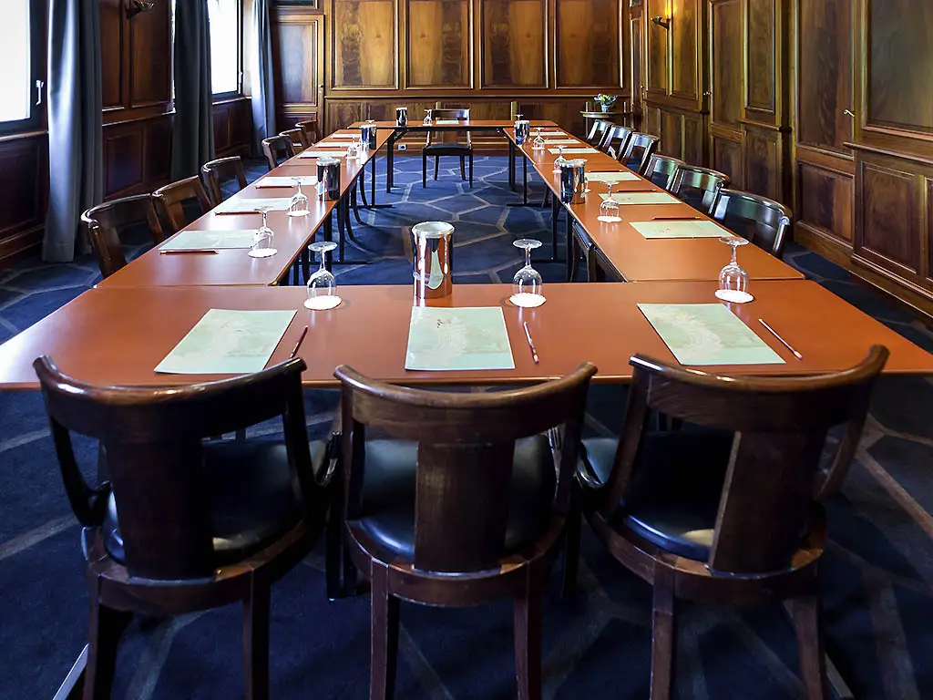 Salon du Park Hôtel Grenoble avec boiseries et tables disposées en U