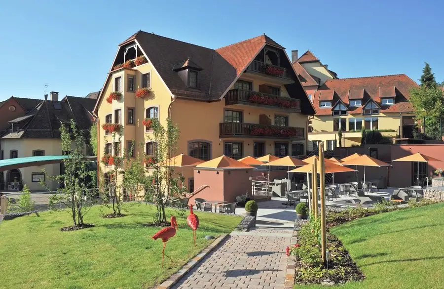 Façade, jardin et terrasse de l’Hostellerie des Châteaux à Ottrott