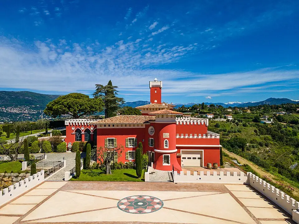 Façade rouge du Château de Crémat à Nice