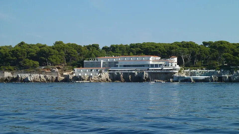 Pavillon Eden-Roc vu depuis la mer
